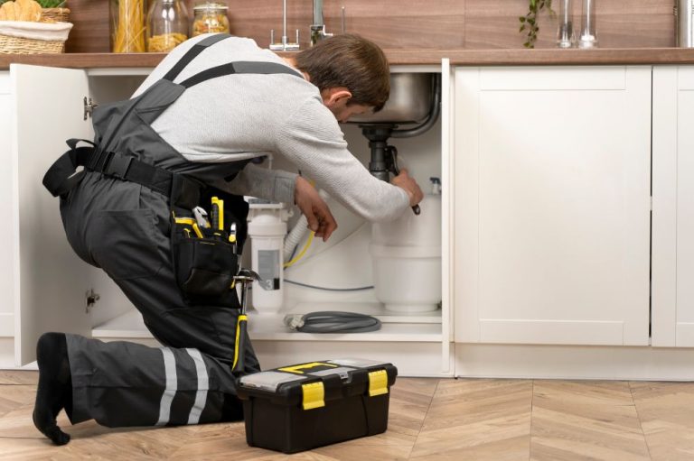 Pipe Just Burst? Don’t Panic – Here’s What to Do Before the Plumber Gets There